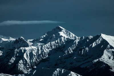 白昼蓝天雪山